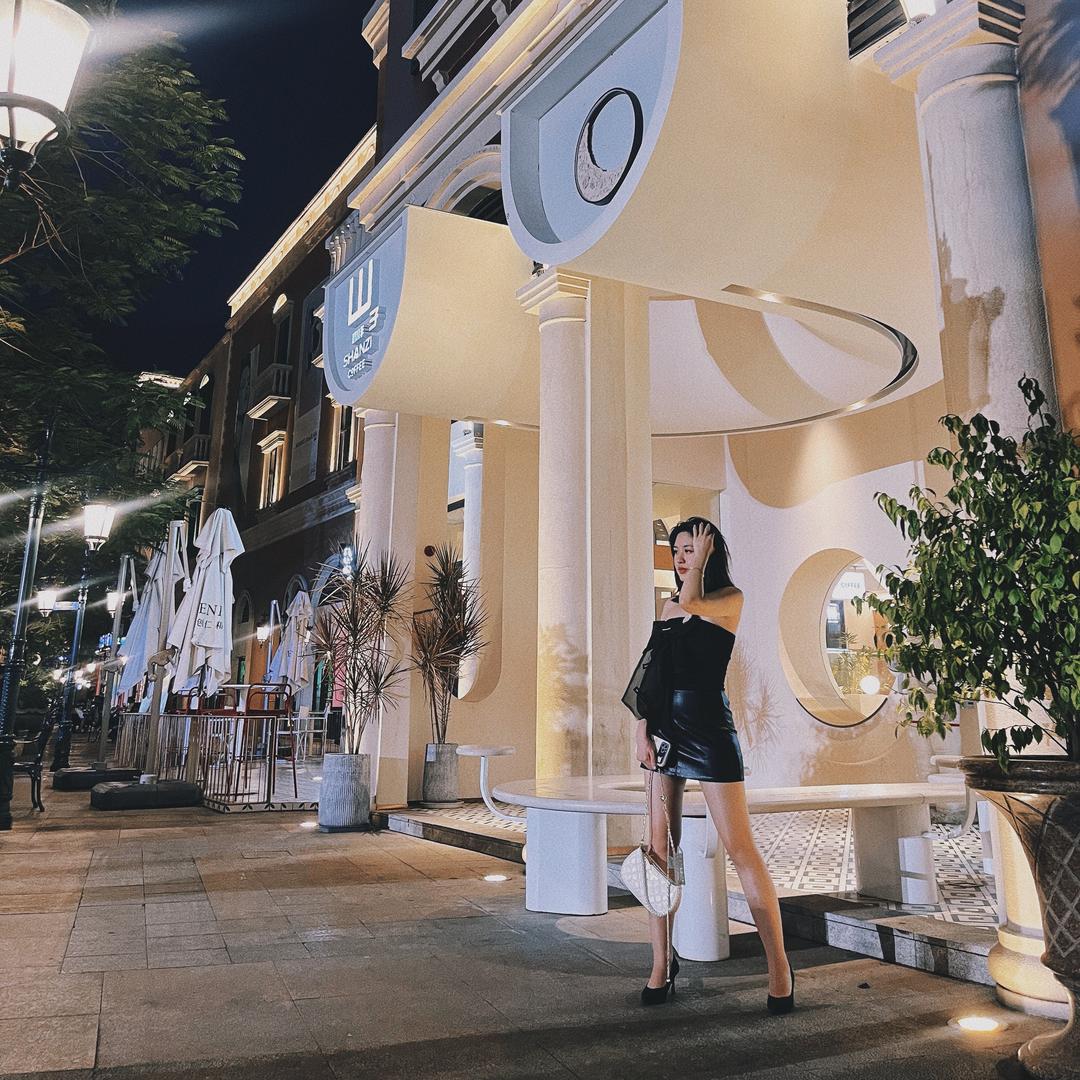 自由   goddess  。