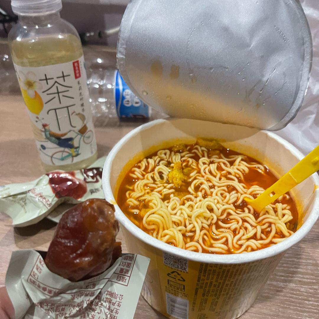 泪水打湿了方便面🍜