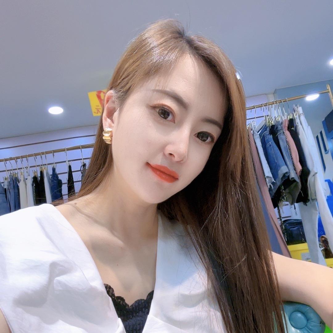 玻璃女人鞋服集合店