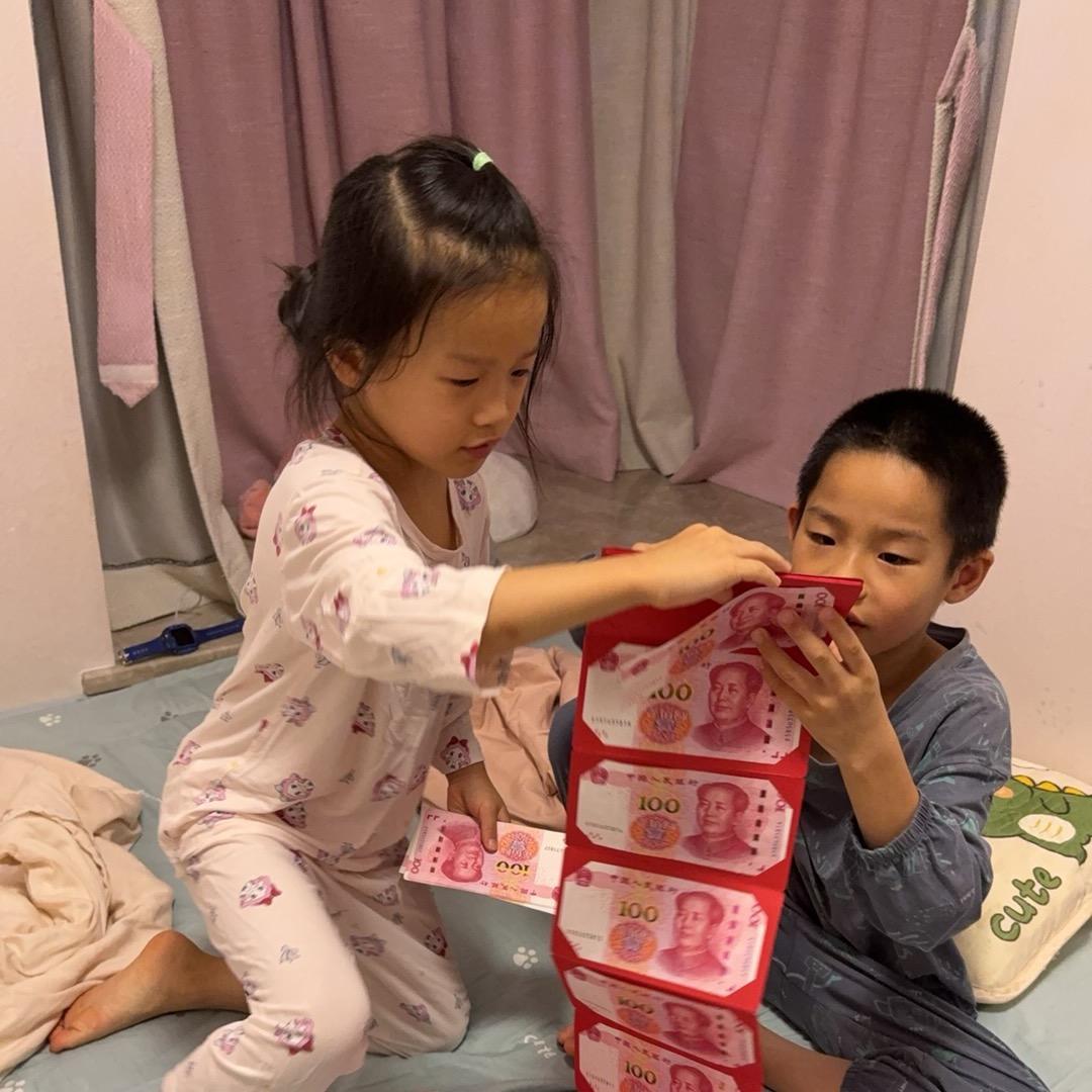 两只努力的小p孩