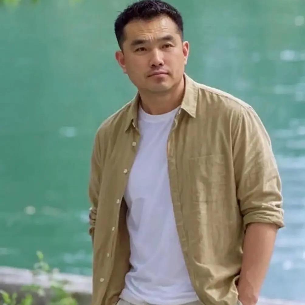 栾震