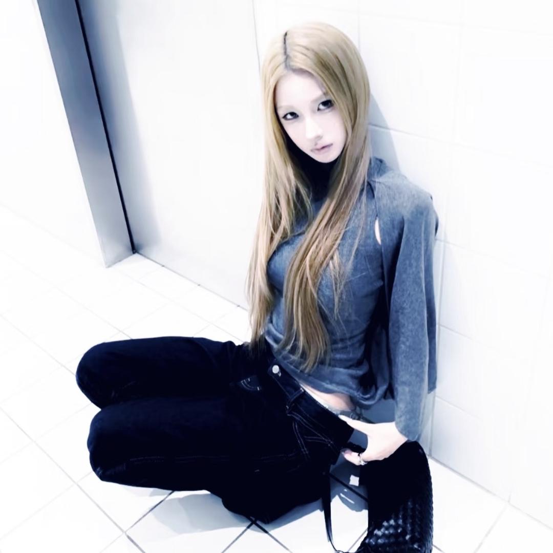 秋天我和他在阳台看树叶飘落