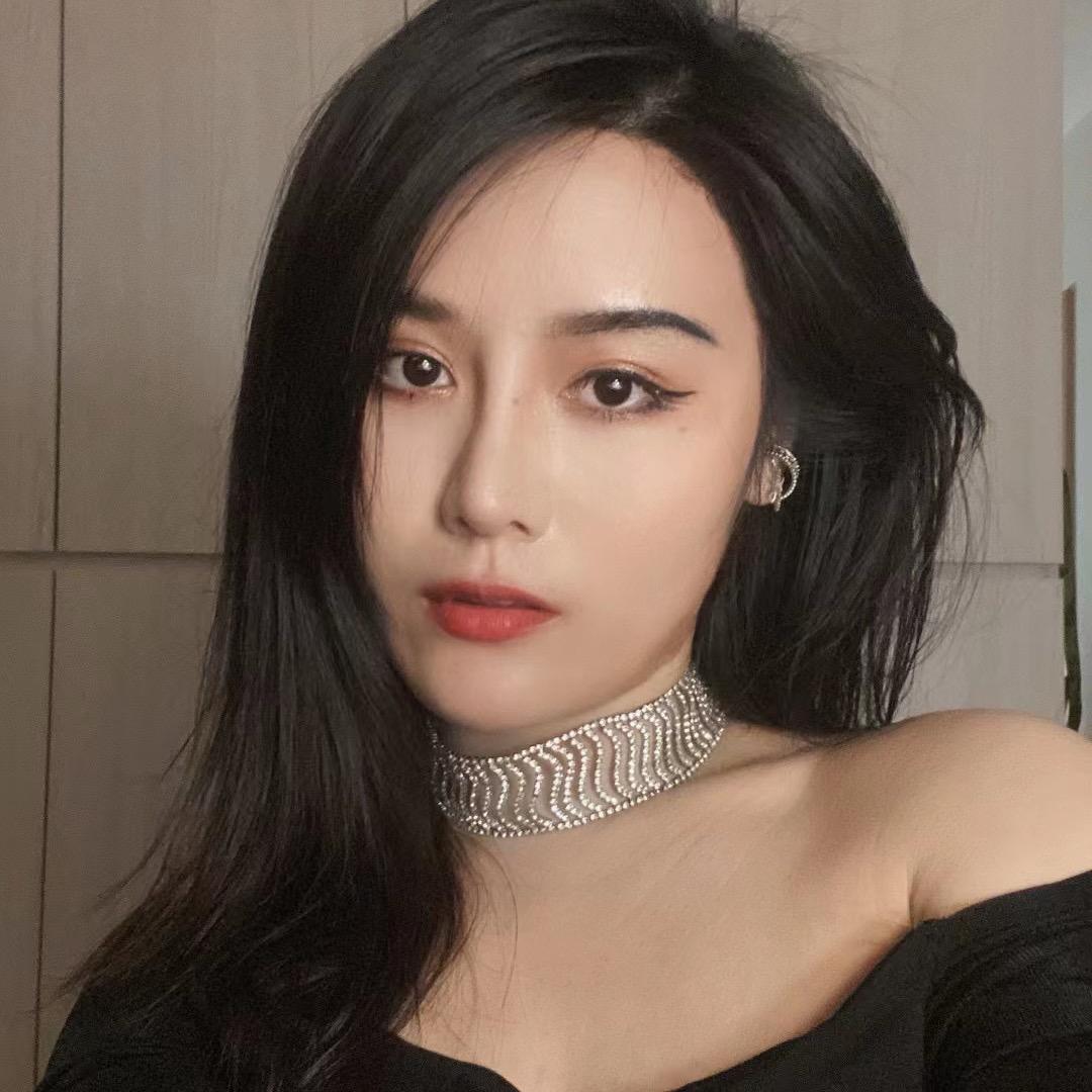 她耳朵不好