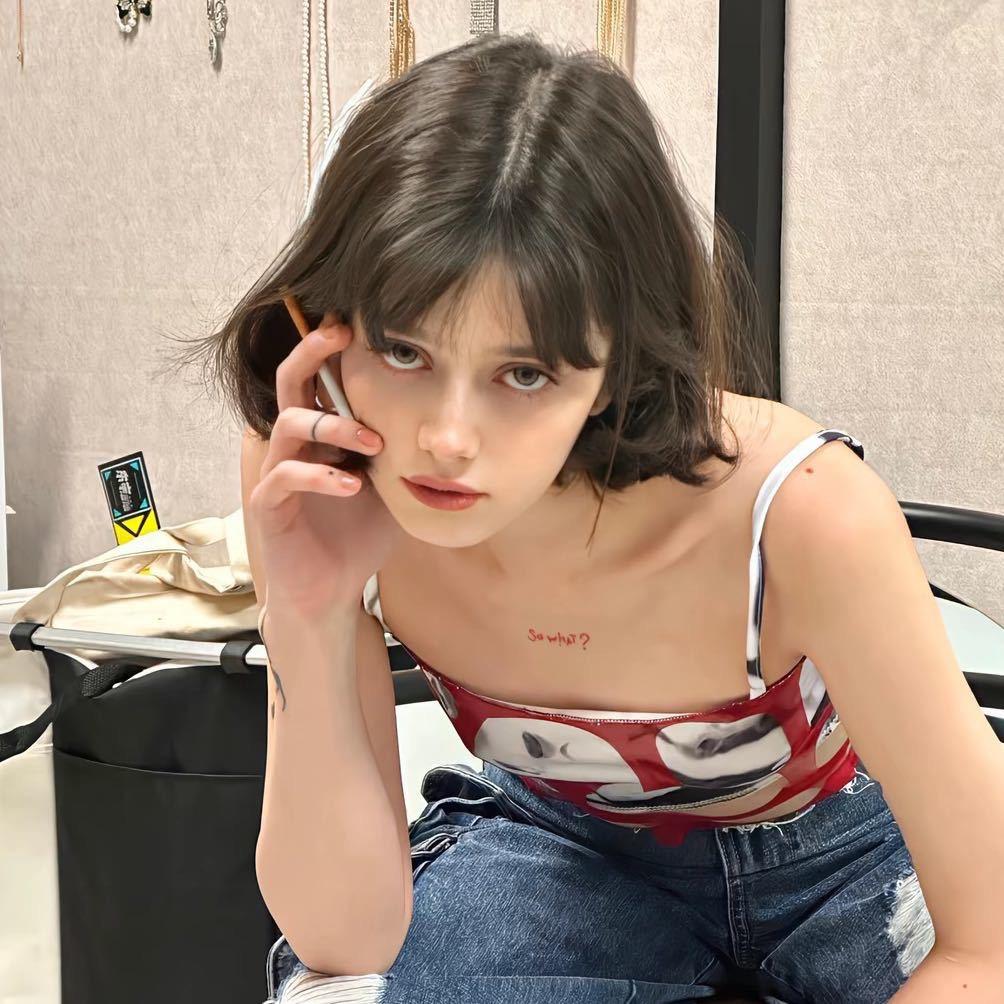 这个女的.