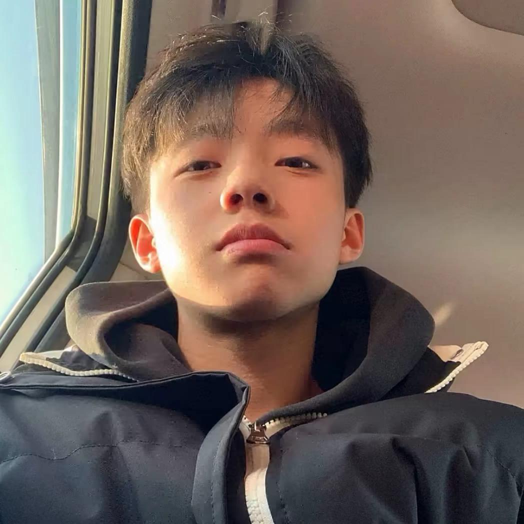 坐在奔驰上哭的男人