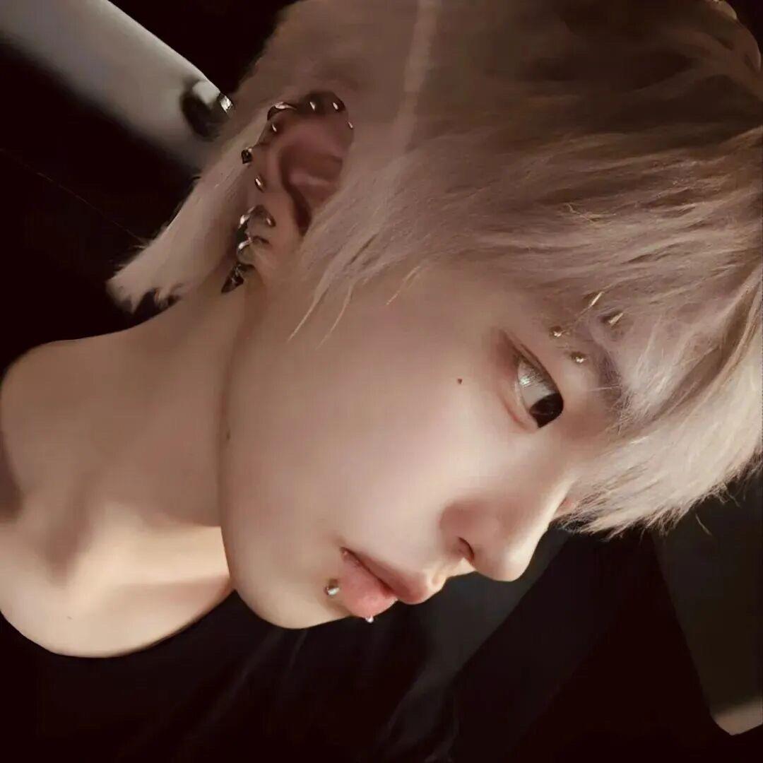 因为长得太帅被十八个少妇轮流摸头