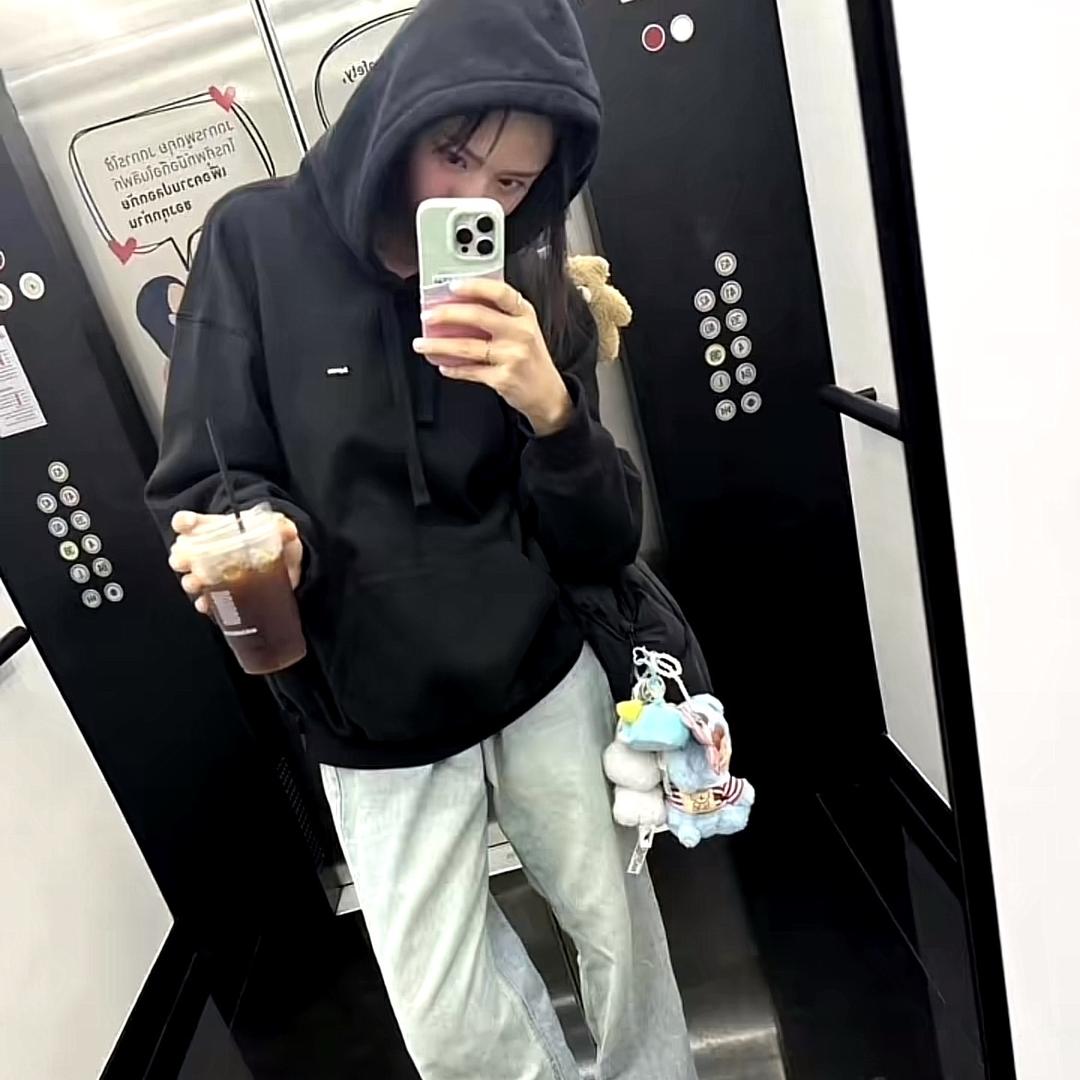 你肩膀上有片枫叶