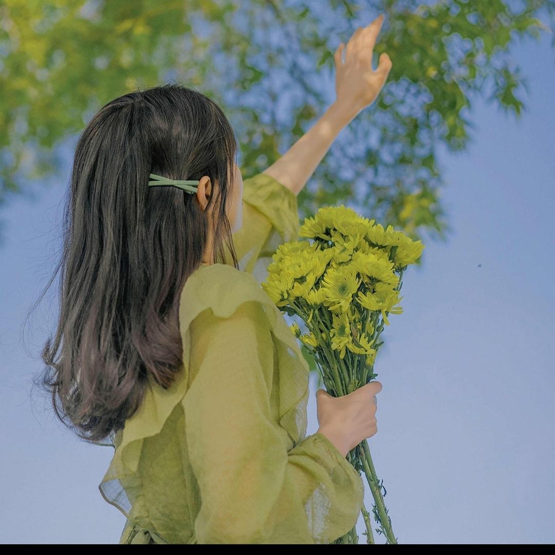 翘着二郎腿的淑女