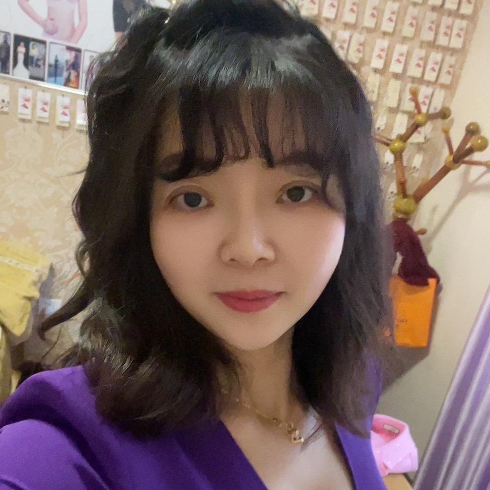 展翅高飞的燕子