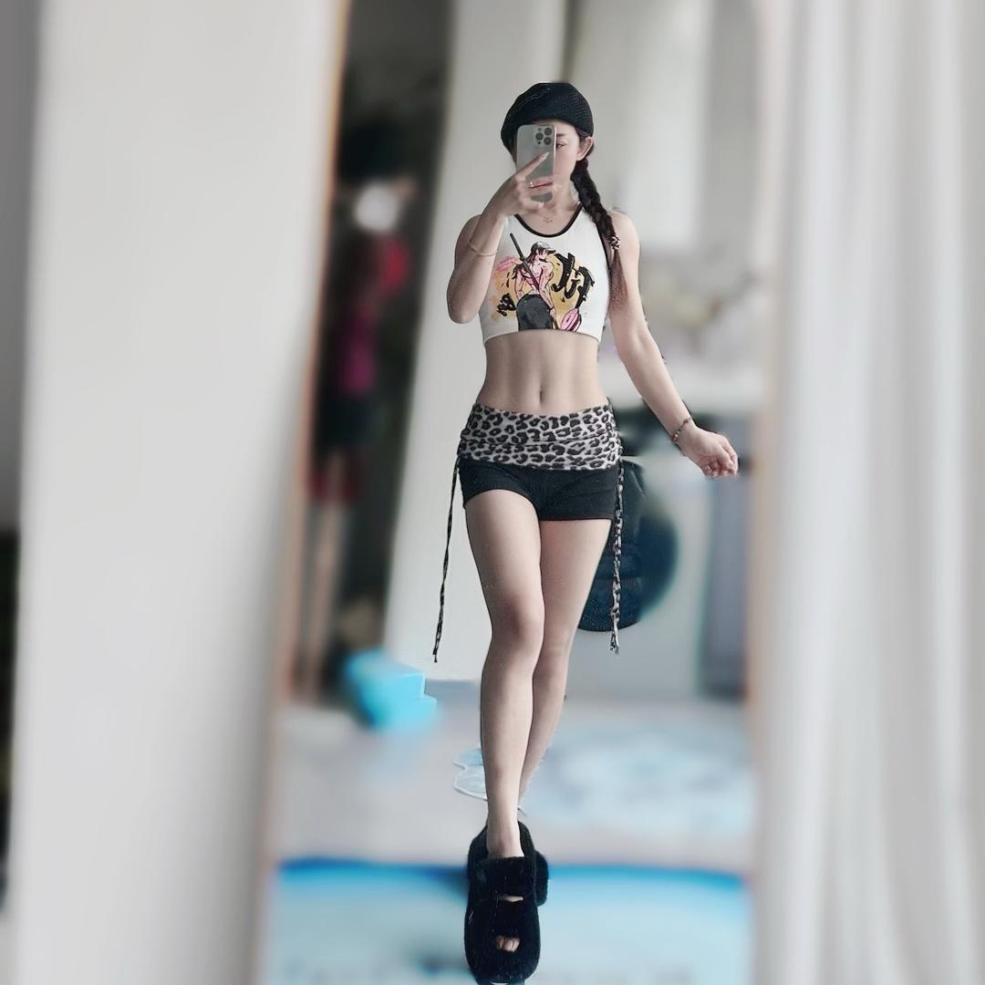 两个皮夹克的妈妈