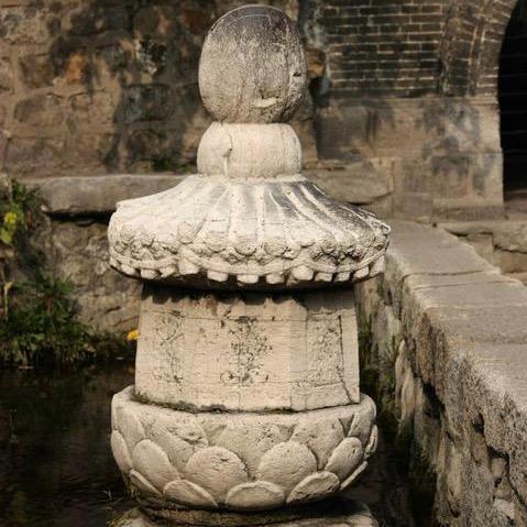 在山泉水清