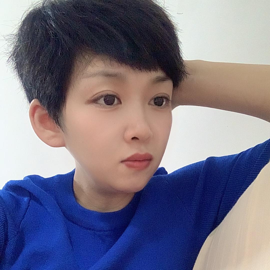 忧郁的中年大婶👱👱