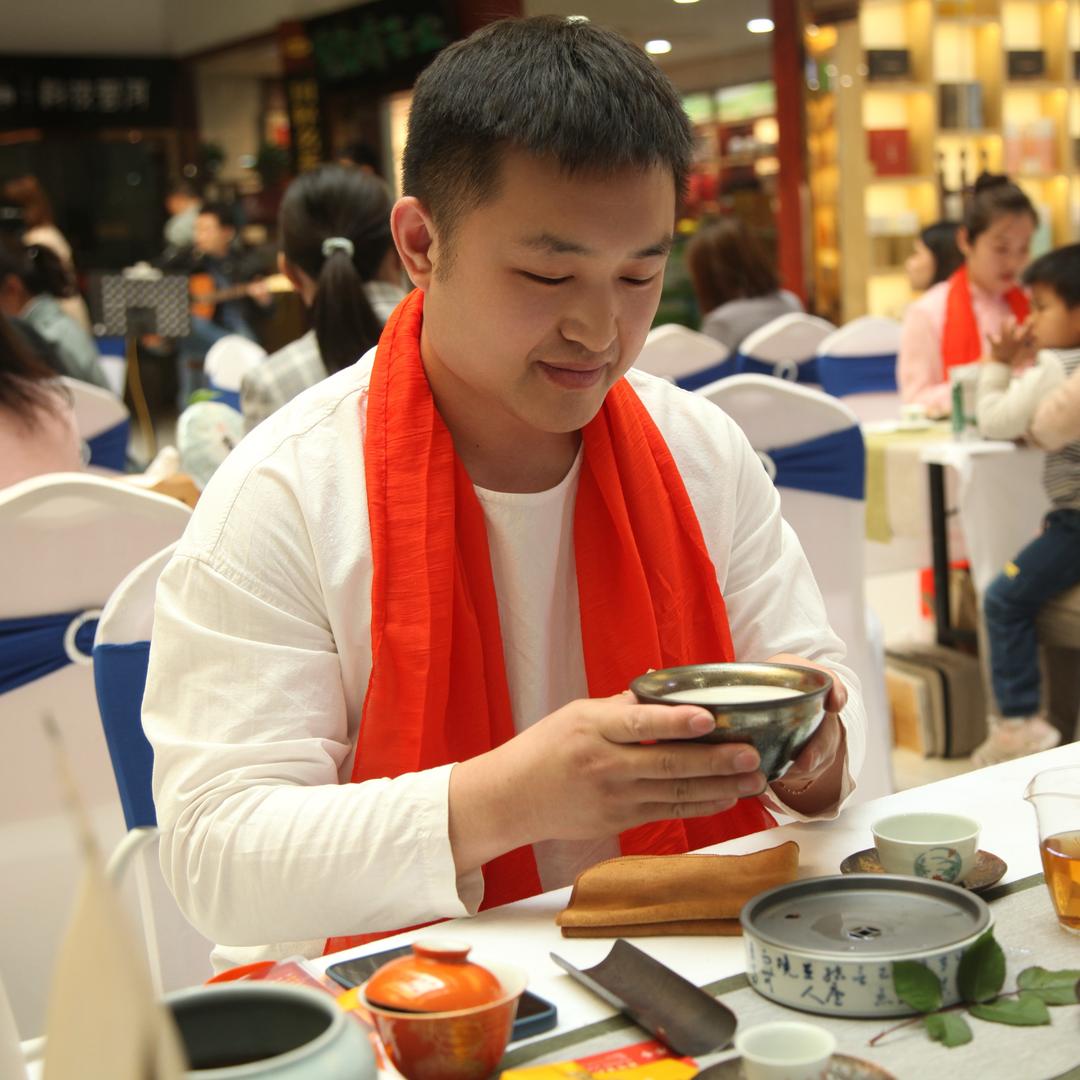 向东在泡茶