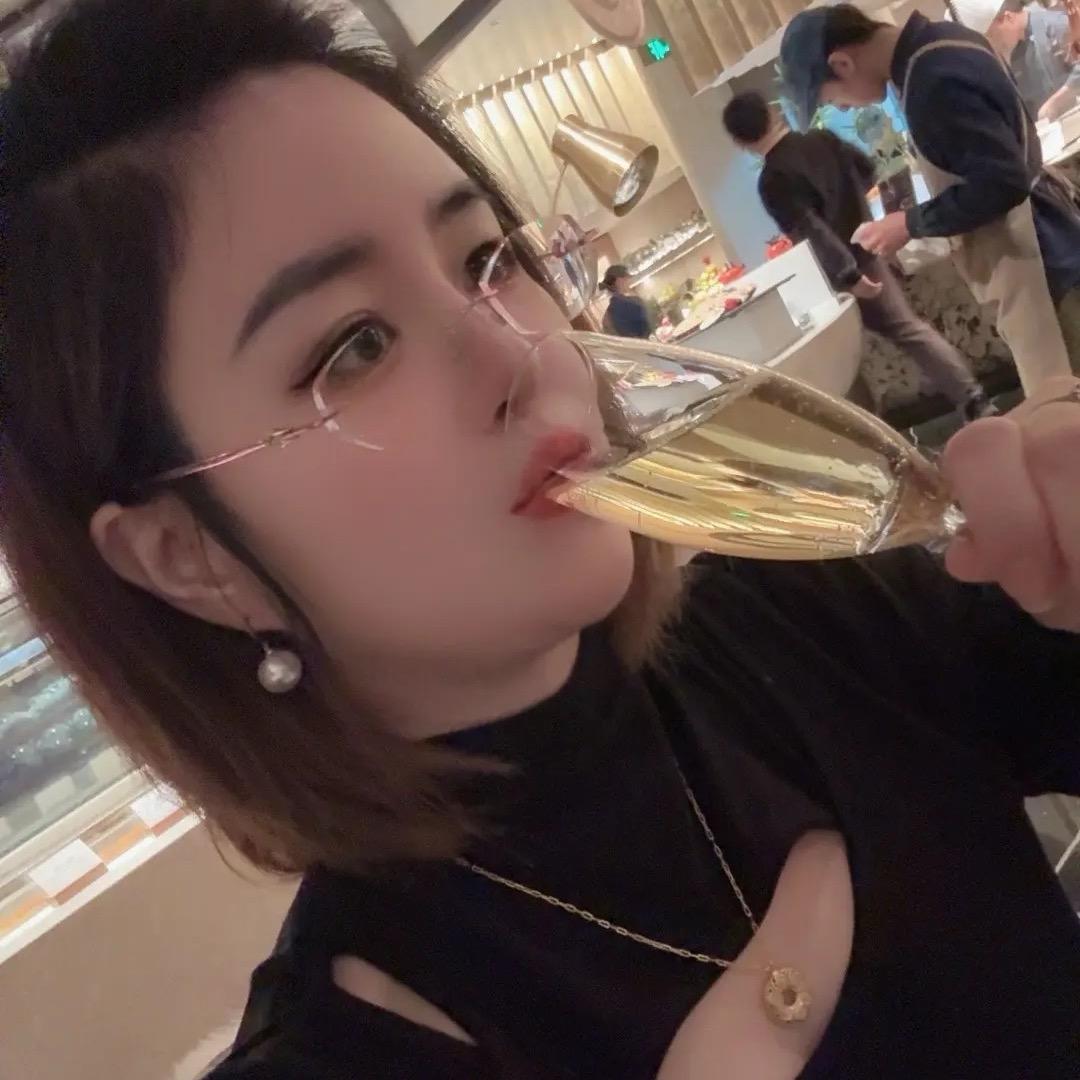 卖阀门的小姑娘