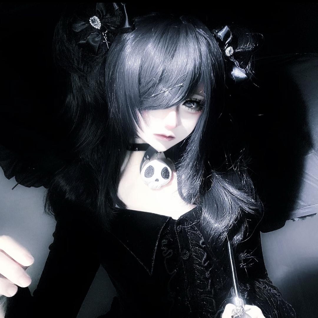 80岁老奶半夜起床拿着裤衩端详半天