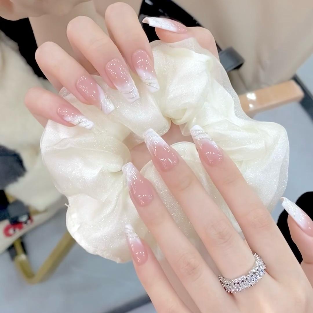做美甲的小魔仙