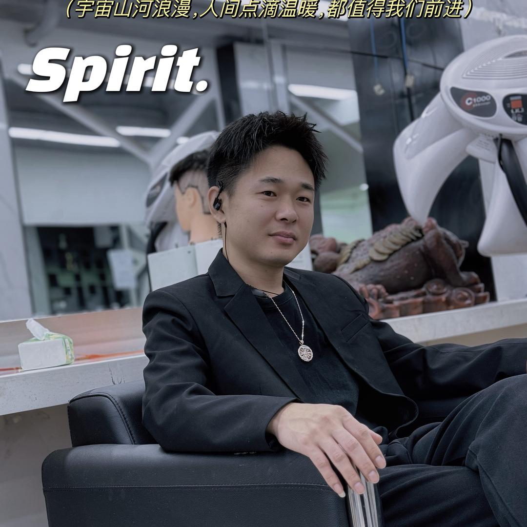 四平七加一男士设计师 红旭
