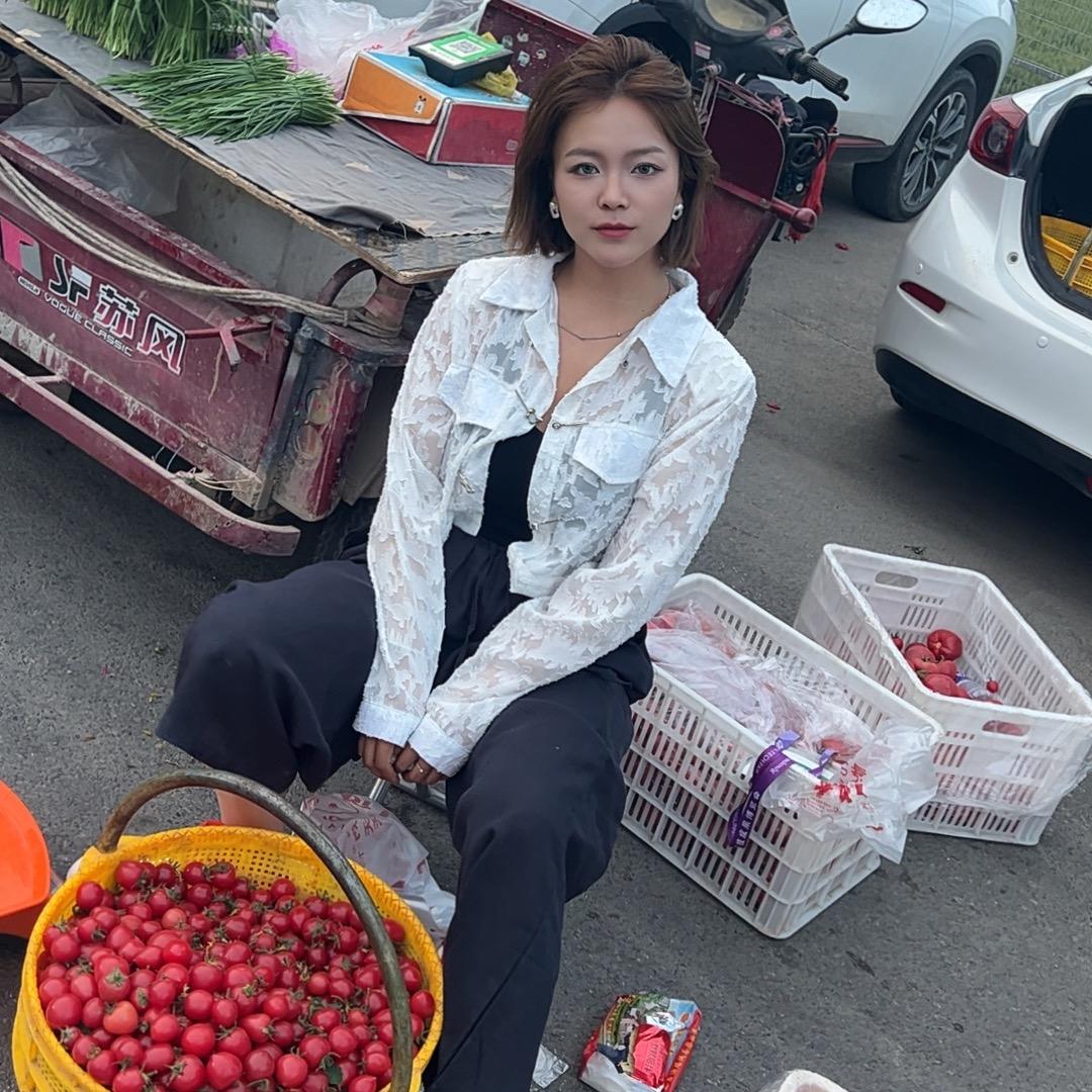 摆摊卖菜的小姐姐