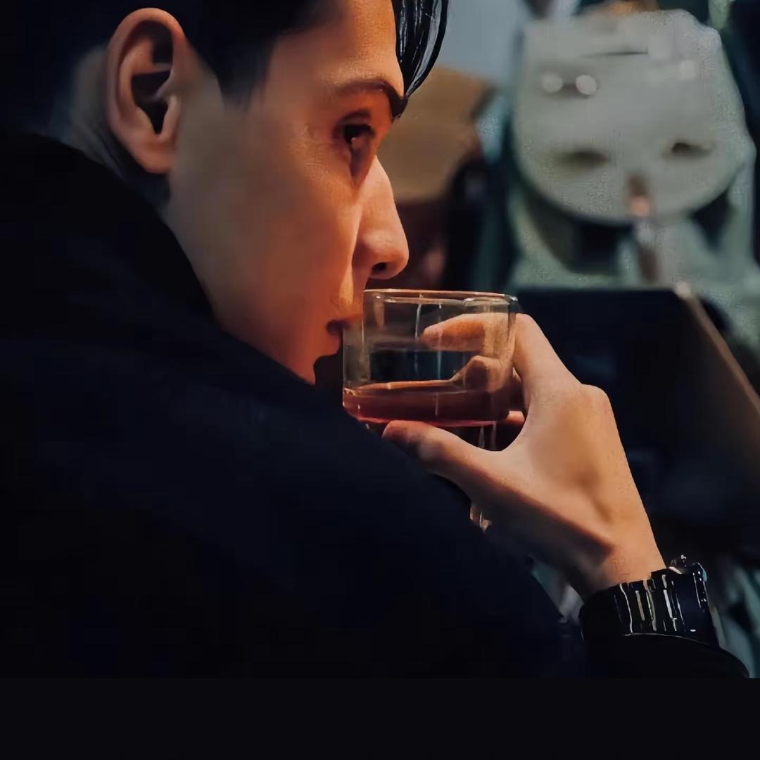 W，
