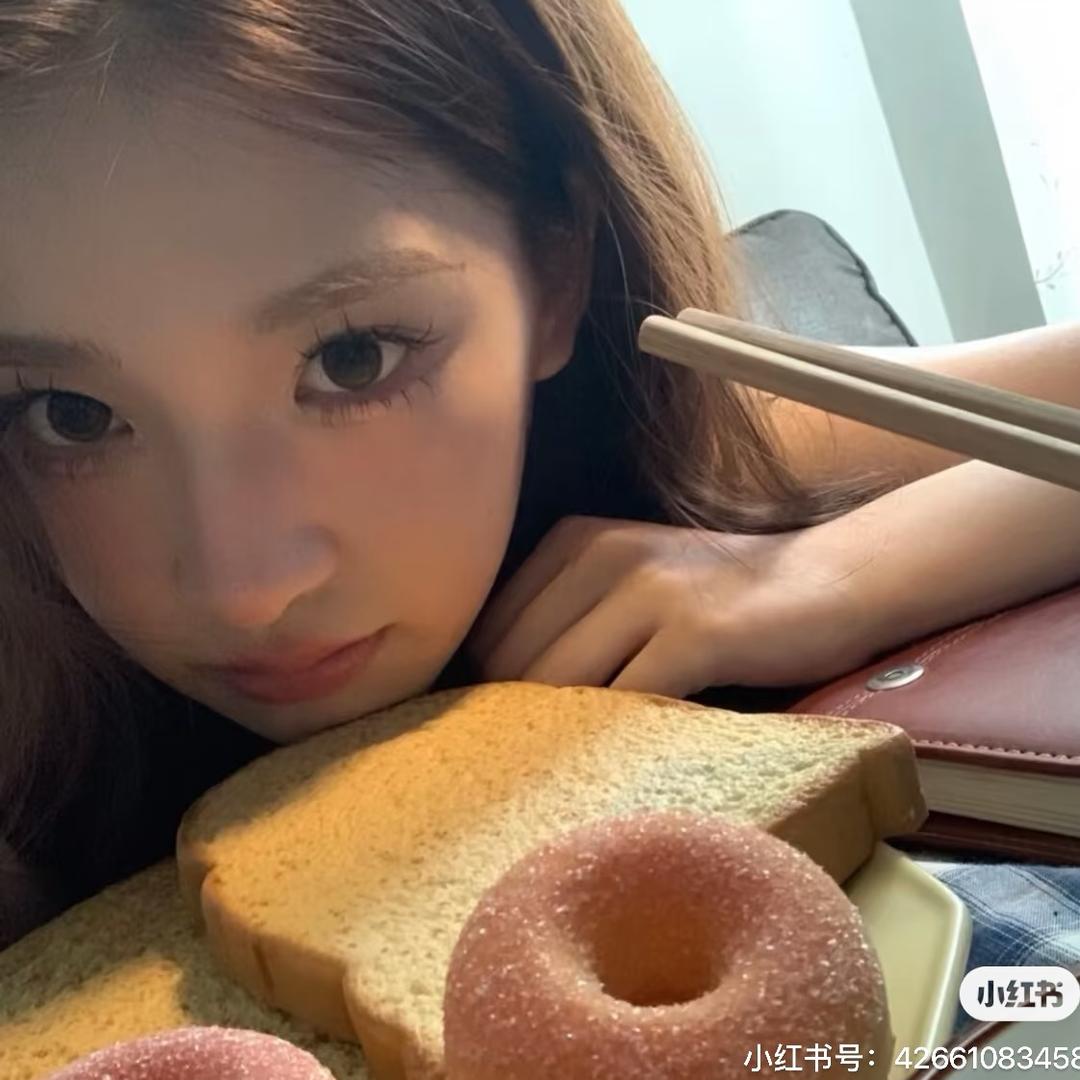 晴天开朗喂鸡