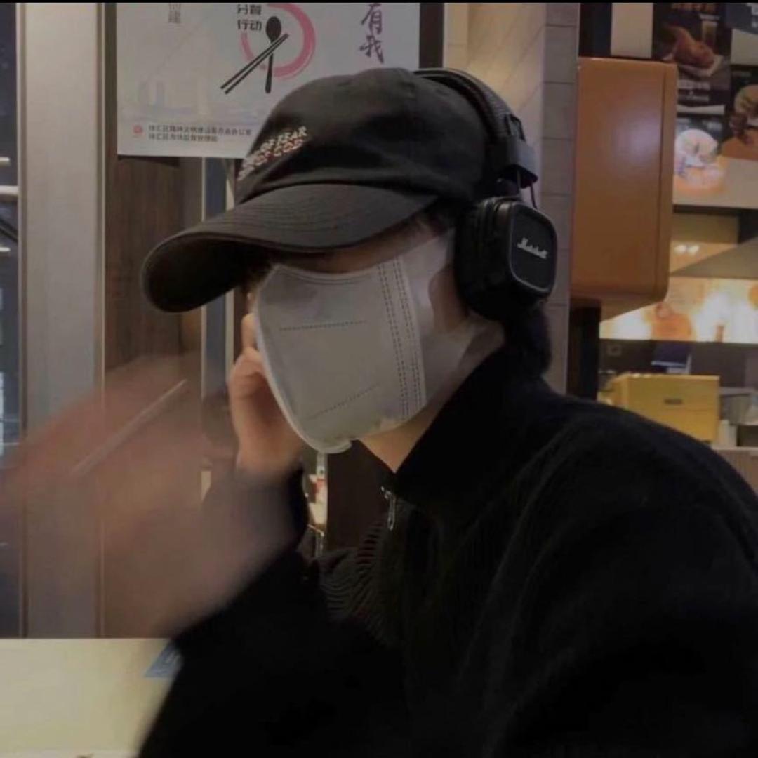 贝．