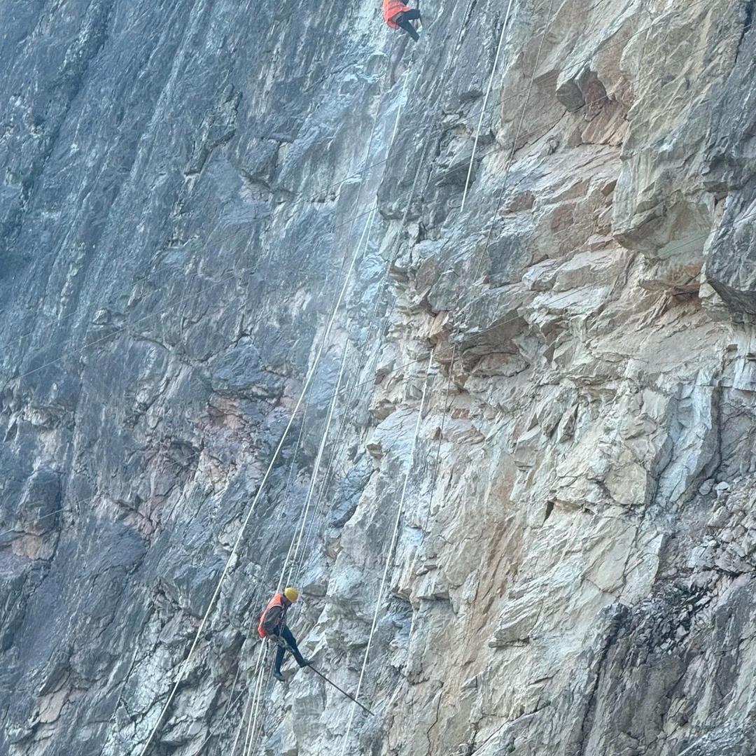 AAA罗专业偏坡治理工程