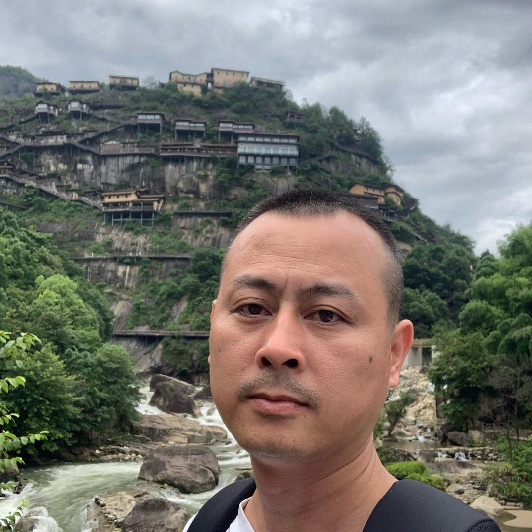 伟业电脑绣花厂，苗族服饰