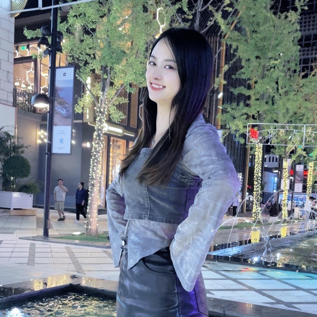 爱笑的虎牙妹