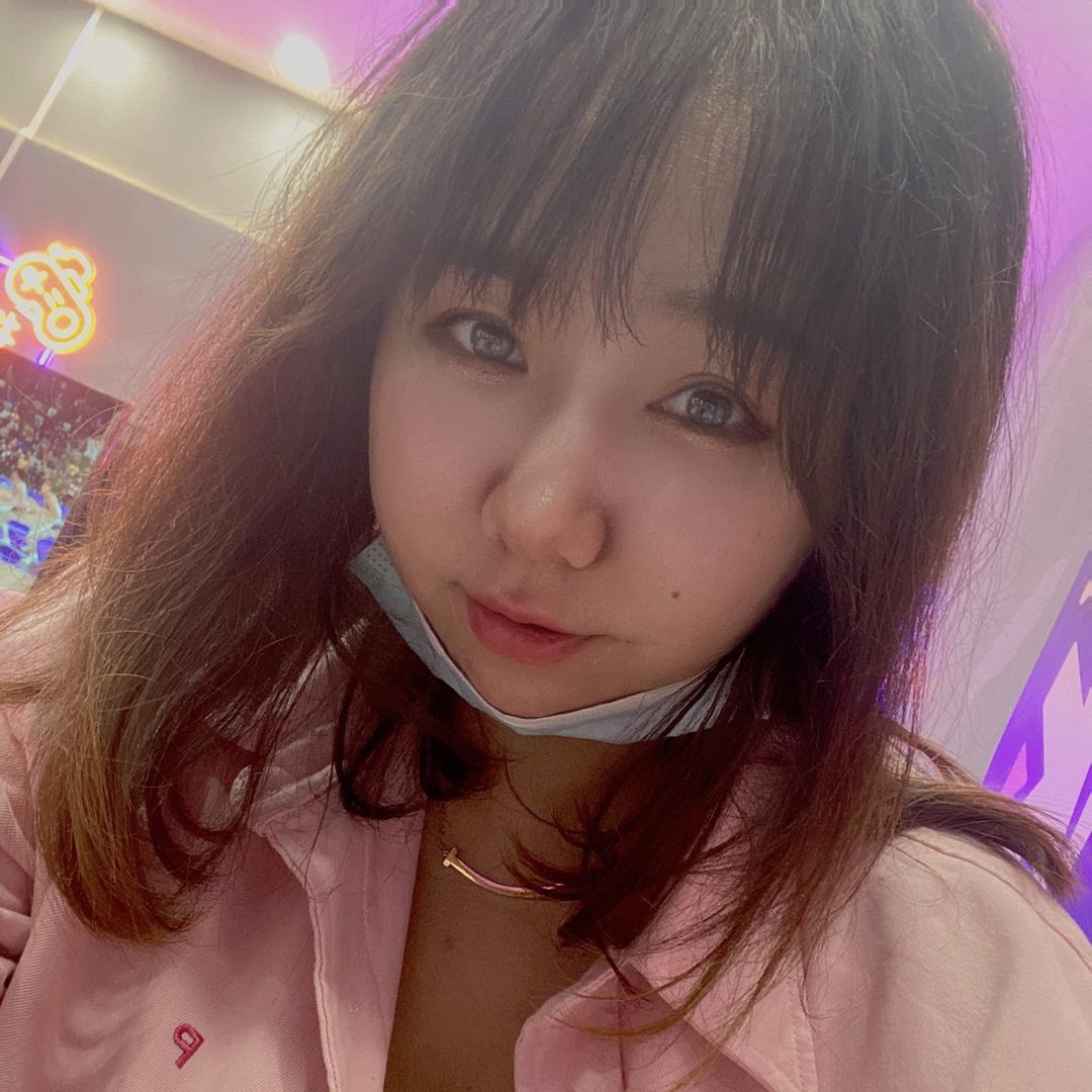 在海边的吃货小姐姐