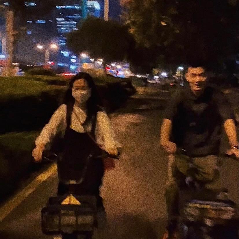 大脸妹遛狗啦