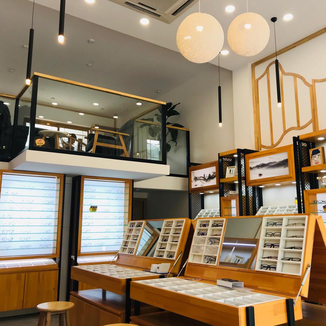 山元是个眼镜店