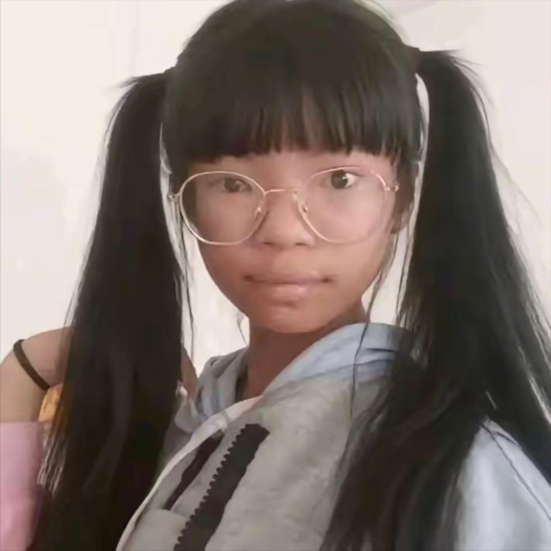 岄