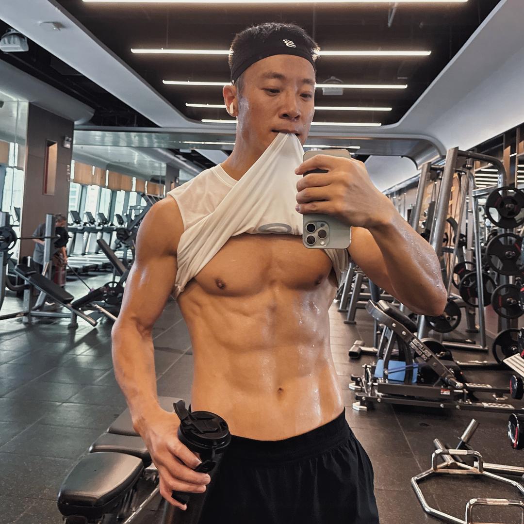 腹肌大叔卖咖啡