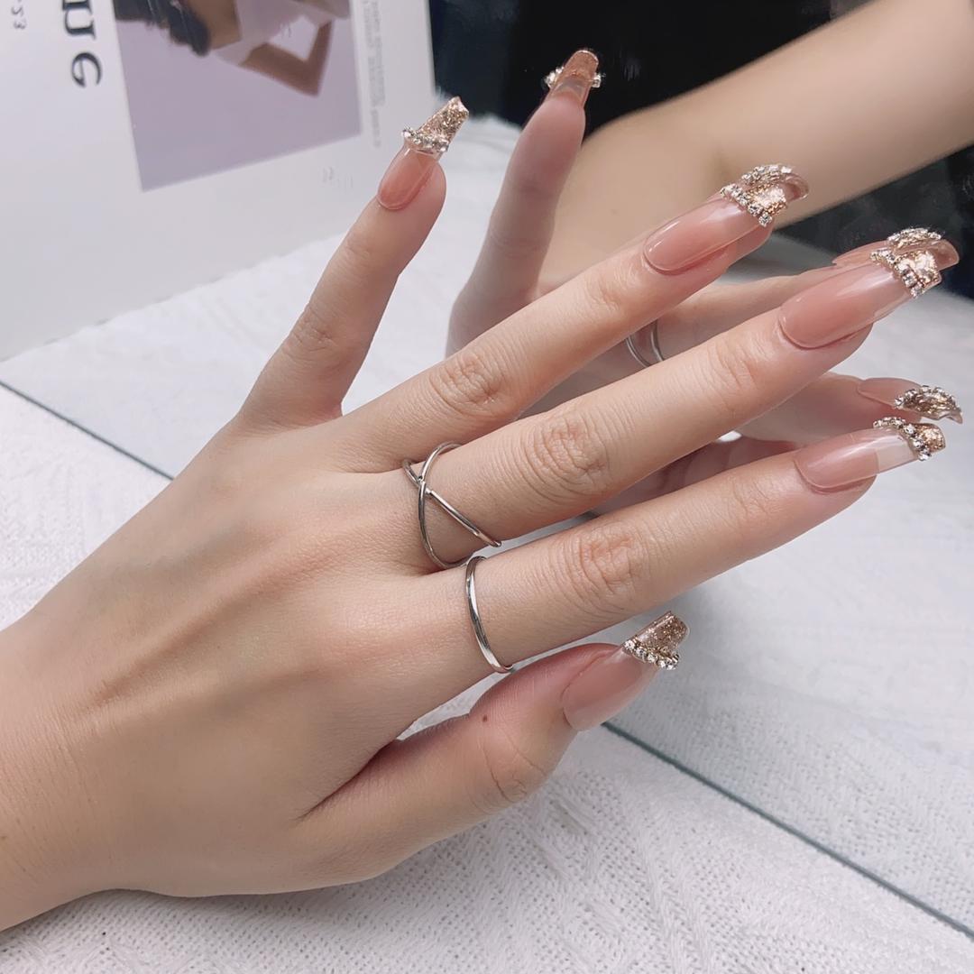 小哥手工穿戴甲