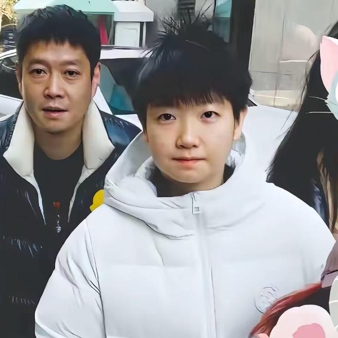嘴角有颗痣.