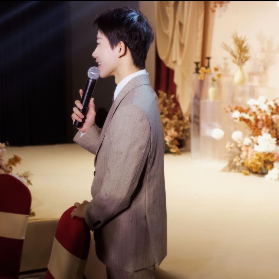 泓辉是个婚礼主持 吾樾