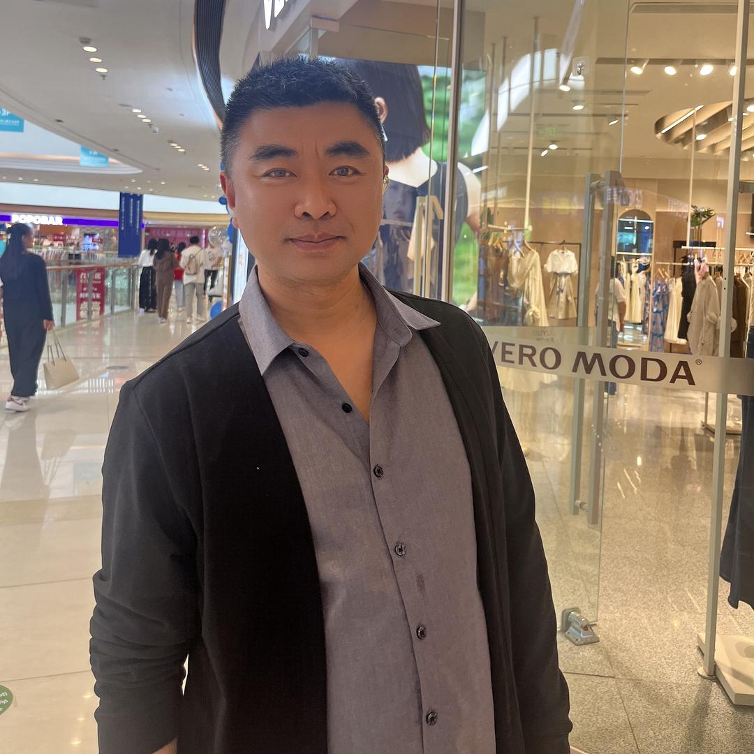 王  军