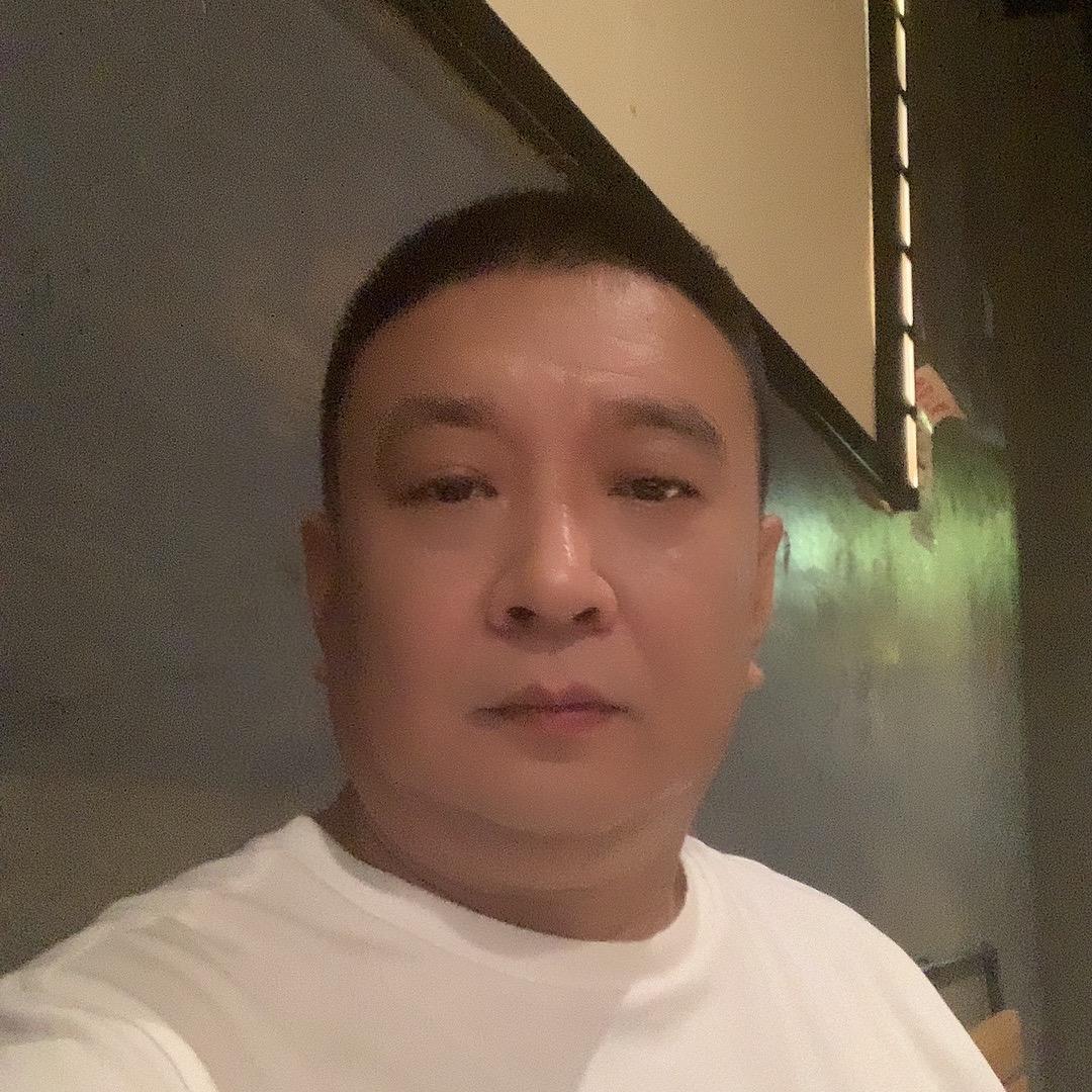 一个人喝拿铁