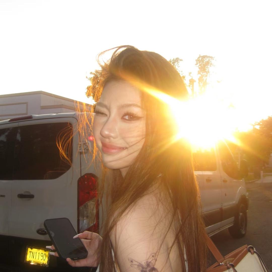 坐在豪车里的美人