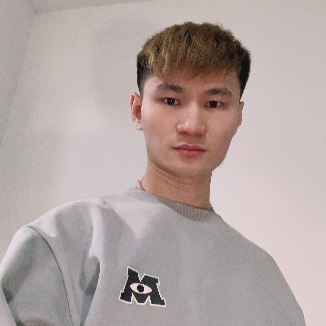 小钢哥摆摊屈头蛋开播