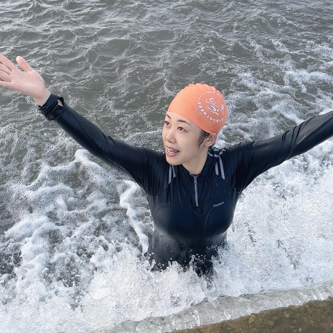 曳舞何姐  户外理发六元起