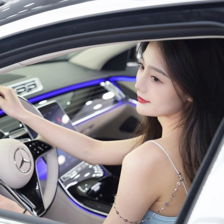 小莉拍车