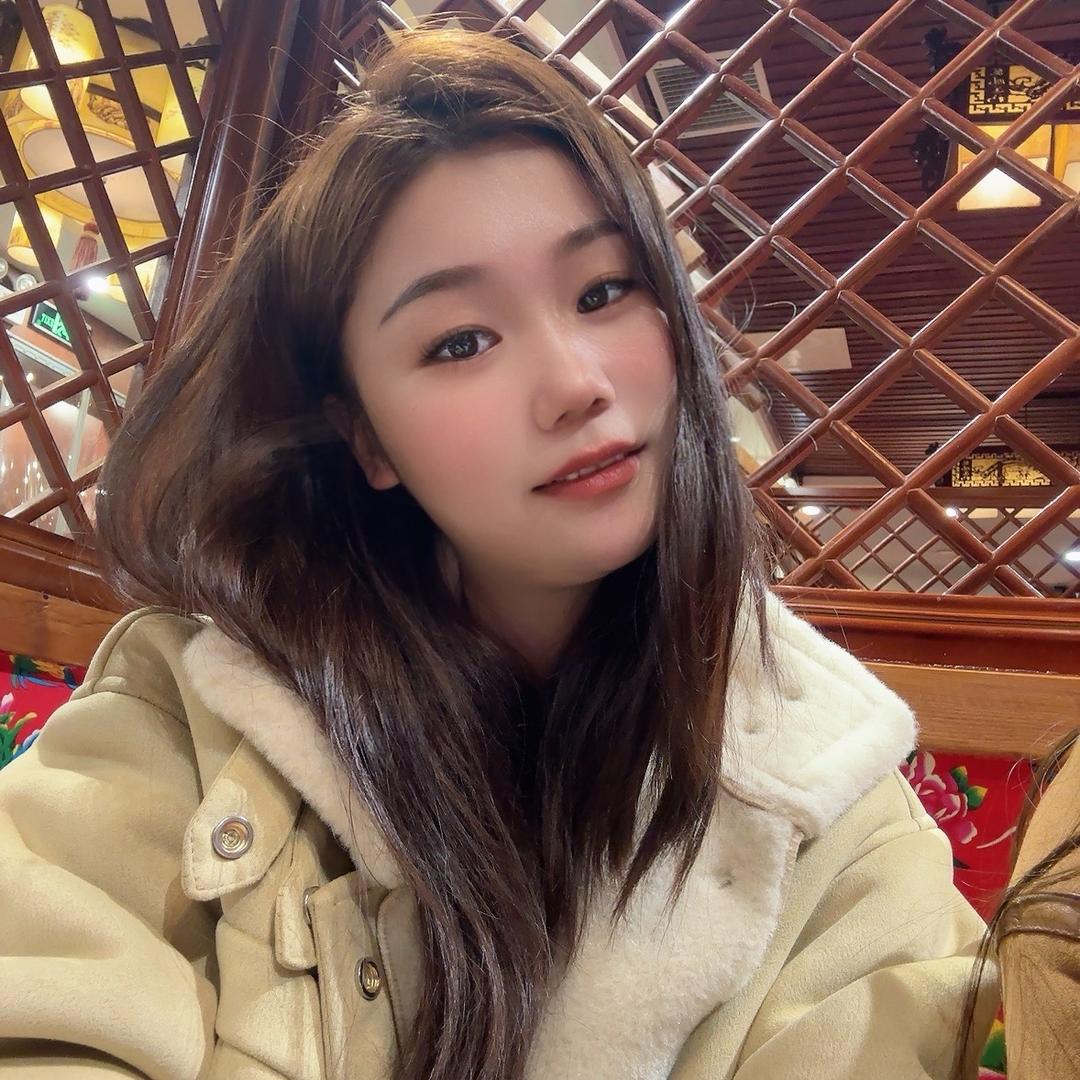 爱吃泡芙的英子