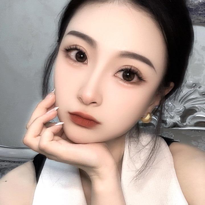 白白（穿搭在橱窗）
