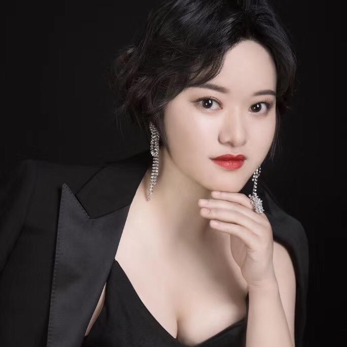 女总管轻奢美学