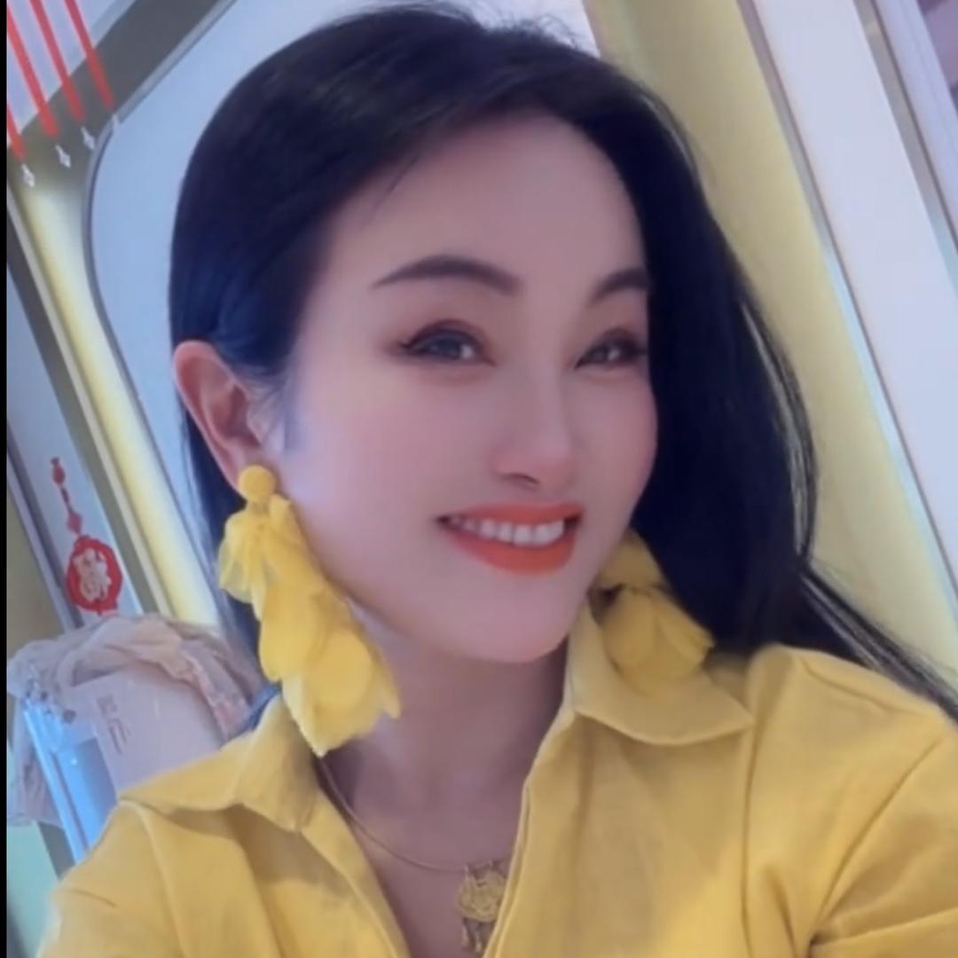 百衣百顺，服装店，婚庆婚介！