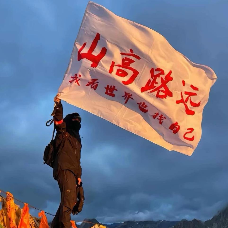 乌鸦像写字台