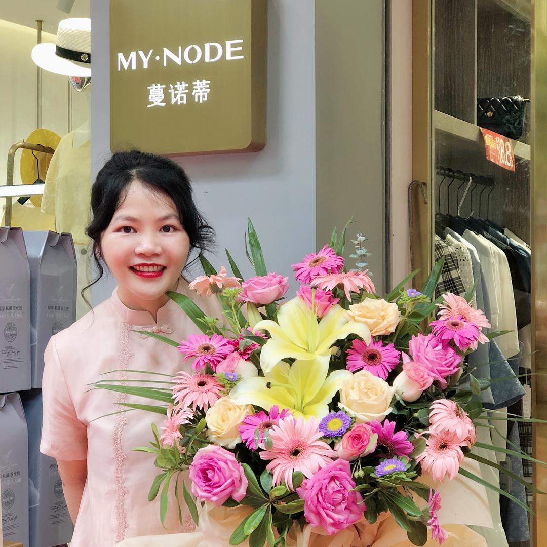 宜州卖衣服的莫墨