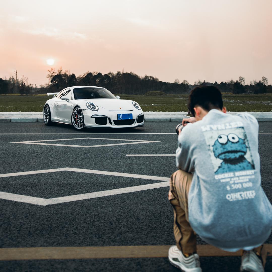 双手比个V