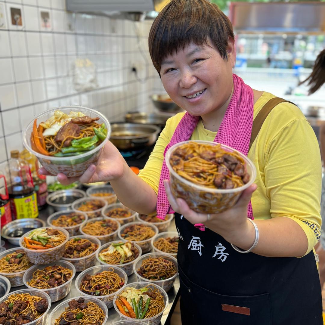 红姐焖面摆摊记